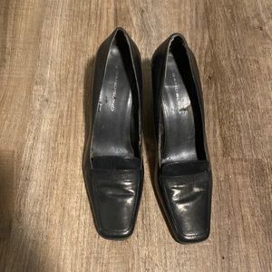 Bandolino navy leather pumps.